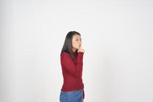 giovane asiatico donna nel rosso maglietta silenzioso shh, non fare essere rumore isolato su bianca sfondo foto