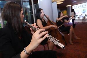 ragazze giocando musica nel organizzazione foto