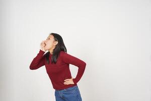 giovane asiatico donna nel rosso maglietta annuncio grido pubblicità isolato su bianca sfondo foto