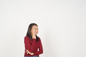 giovane asiatico donna nel rosso maglietta sofferenza mal di denti gesto isolato su bianca sfondo foto