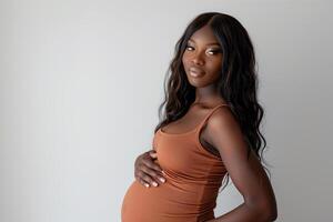 ai generato studio foto ritratto di bellissimo buio pelle africano americano incinta donna su colore sfondo