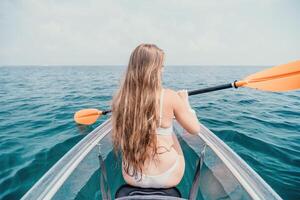 donna nel kayak indietro Visualizza. contento giovane donna con lungo capelli galleggiante nel trasparente kayak su il cristallo chiaro mare. estate vacanza vacanza e allegro femmina persone rilassante avendo divertimento su il barca foto