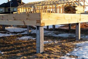 il fondazione di un' di legno telaio Casa su trampoli è un' costruzione luogo, il processi di edificio un' telaio foto