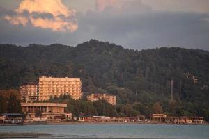 paesaggio marino con vista sulla costa di sukhumi foto