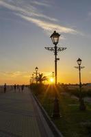 bel tramonto sull'argine olimpico. sochi foto