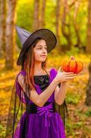 ragazza di 11 anni sullo sfondo della natura autunnale. bambina in costume di halloween, autunno. foto
