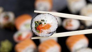 bacchette da vicino con rotolo di sushi. bellissimo concetto di foto di alta qualità