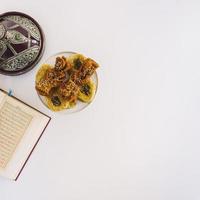 composizione di ramadan con cibo arabo del Corano
