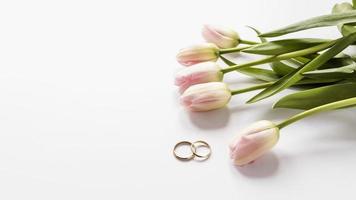 anelli di fidanzamento con tulipani vista dall'alto