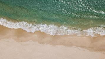onde spumeggianti spiaggia sabbiosa da. bellissimo concetto di foto di alta qualità