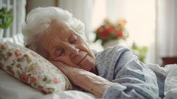 ai generato anziano donna addormentato pacificamente nel bianca letto a casa con copia spazio per testo posizionamento foto