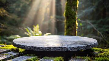 ai generato elegante foresta verde muschio podio nel nebbioso bosco ambientazione, Perfetto per Prodotto viene visualizzato foto