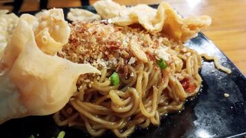 speziato tagliatelle e Ravioli sormontato con un' nero piatto foto