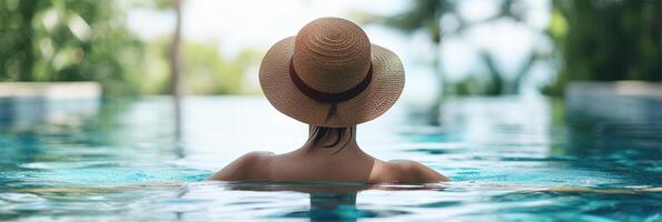 ai generato un' donna indossare un' cappello da sole sembra su a il in profondità blu oceano, evocando un' senso di voglia di girovagare e avventura. copia spazio .per viaggio e tempo libero contenuto, come bene come Salute e meditazione foto