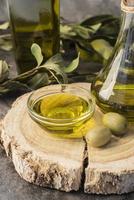 chiudere le olive di olio d'oliva biologico. bellissimo concetto di foto di alta qualità