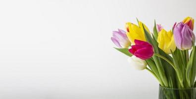 vaso con tulipani da vicino foto