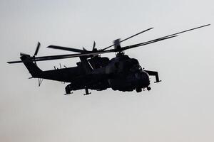 szolnok, Ungheria, 2022 - ungherese aria vigore milioni mi-24 posteriore militare attacco elicottero. volo operazione. aviazione industria e elicotteri. trasporto e ponte aereo. volare e volare. foto