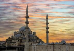 il nuovo moschea o yeni cami collocato su il d'oro corno argine nel il eminonu quartiere di Istanbul, tacchino. foto