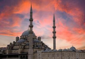 il nuovo moschea o yeni cami collocato su il d'oro corno argine nel il eminonu quartiere di Istanbul, tacchino. foto