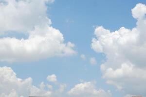blu cielo con nube. naturale sfondo con copia spazio. foto