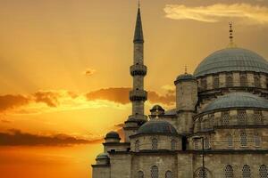 il nuovo moschea o yeni cami collocato su il d'oro corno argine nel il eminonu quartiere di Istanbul, tacchino. foto