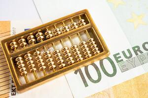 oro abaco su Euro banconota i soldi, economia finanza scambio commercio investimento concetto. foto