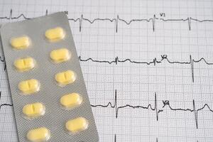 elettrocardiogramma ecg con pillola droga, cuore onda, cuore attacco, cardiogramma rapporto. foto