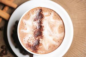 vicino su di cottura a vapore tazza di caldo cioccolato con marshmallows foto