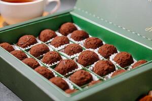 scatola di cioccolato tartufi e tazza di tè foto