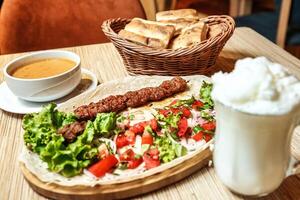 di legno tavolo con piatto di cibo e tazza di caffè foto