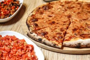 pizza sul tavolo di legno foto