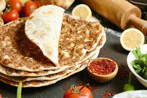 pila di tortillas su tavolo foto