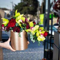 persona Tenere vaso con fiori nel copia spazio foto