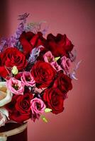 vaso pieno con rosso e rosa fiori foto