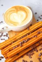 tazza di caffè con cioccolato patatine fritte su il lato foto