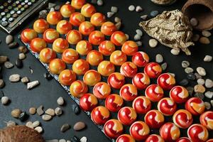 assortito tipi di caramelle su un' tavolo foto