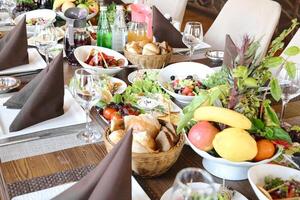 abbondante Schermo di cibo su un' tavolo foto