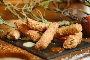 piatto di fritte cibo su tavolo foto