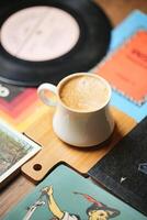 tazza di caffè sul tavolo di legno foto