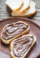 fette di baguette con crema al cioccolato foto