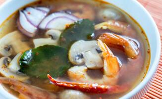 tailandese tom yum la minestra foto