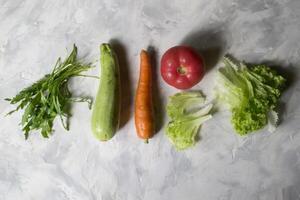 gruppo di verdure su un' cucina tavolo. ingredienti per cucinando insalata. foto