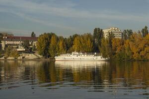 il yacht su il fiume vicino autunno parco. foto