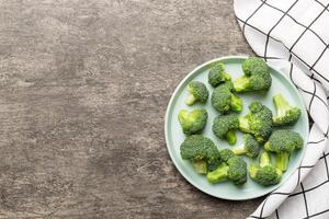 broccoli di fresco verde broccoli nel ciotola al di sopra di sfondo colorato. , vicino su. fresco verdura foto