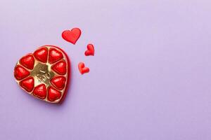 delizioso cioccolato praline nel rosso scatola per San Valentino giorno. cuore sagomato scatola di cioccolatini superiore Visualizza con copia spazio foto
