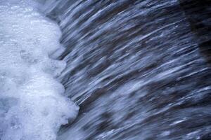 il ruscello di acqua. acqua struttura. foto