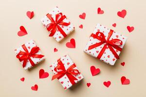 San Valentino giorno composizione rosso regalo scatola con arco e cuore. Natale regalo. Visualizza a partire dal sopra. spazio per testo. holday saluto carta foto
