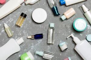 gruppo di plastica cura del corpo bottiglia piatto posare composizione con cosmetico prodotti su blu sfondo vuoto spazio per voi design. impostato di bianca cosmetico contenitori, superiore Visualizza con copia spazio foto