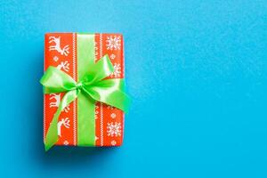 regalo scatola con verde arco per Natale o nuovo anno giorno su blu sfondo, superiore Visualizza con copia spazio foto