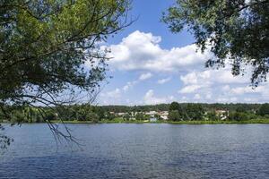 bellissimo blu lago. estate paesaggio. il bellezza di natura. foto